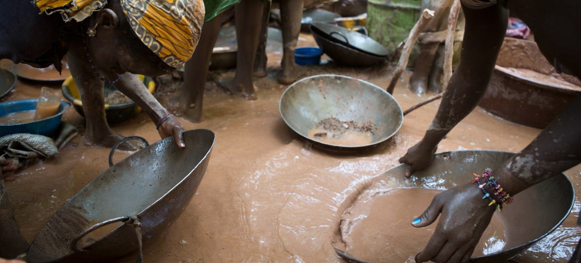 زنان با استفاده از جیوه در سایت معدن Worognan در Bougouni، مالی به دنبال طلا هستند.