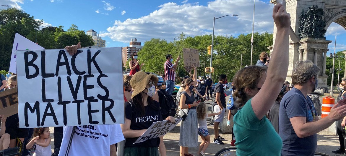 معترضان ضد نژادپرستی در بروکلین نیویورک تظاهرات کردند و خواستار عدالت برای قتل جورج فلوید آمریکایی آفریقایی تبار شدند.