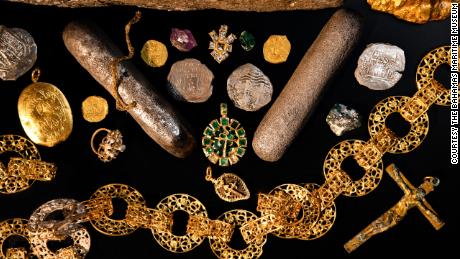 گالئون اسپانیایی Nuestra Señora de las Maravillas گنجینه ای شامل جواهرات، آویزها و سکه ها را حمل می کرد. 