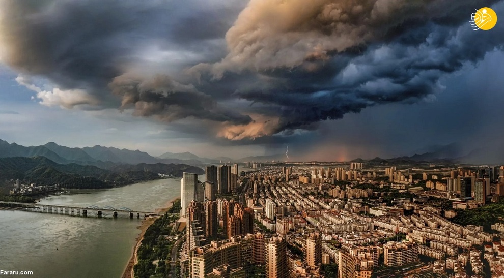 ابرهای تیره از جنوب شرقی و نور غروب خورشید در شمال غربی تضاد بزرگی را در هانگژو، چین/دونگ‌هوی چن ایجاد می‌کند.
