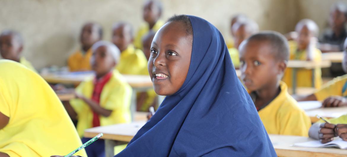 لدن، یک دانش آموز دارای معلولیت در اتیوپی، به لطف برنامه ای که توسط آموزش و پرورش نمی تواند صبر کند (ECW)، صندوق سازمان ملل برای آموزش در شرایط اضطراری و بحران های طولانی، حمایت آموزشی هدفمند دریافت می کند.
