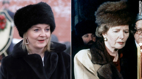 نخست‌وزیر بعدی بریتانیا، لیز تراس، و نخست‌وزیر سابق مارگارت تاچر، که هر دو در جریان بازدید از مسکو به تصویر کشیده شده‌اند. 