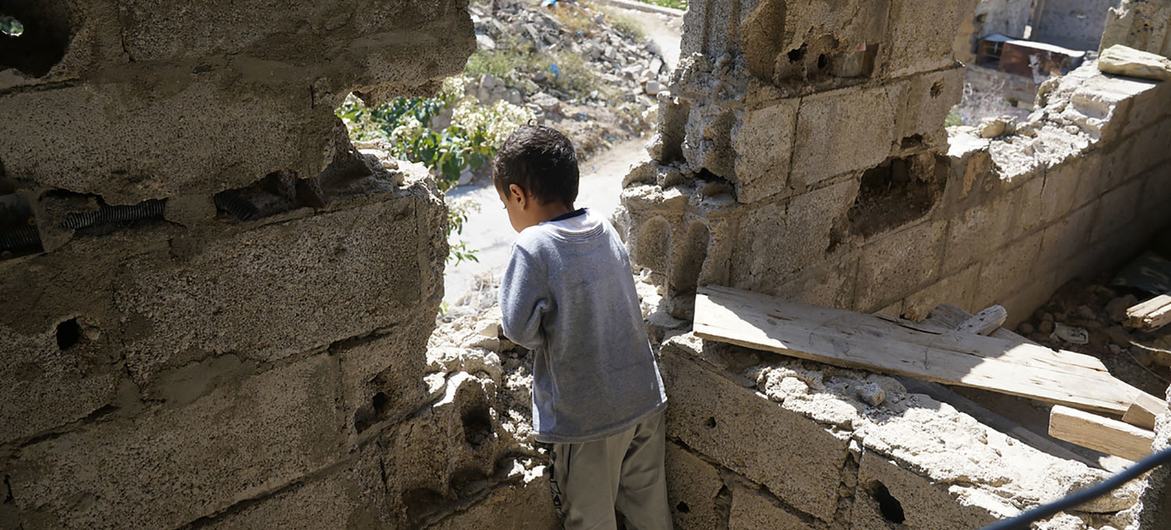 پسری از خانه خود در منطقه ناآرام الگامالیه در تعز یمن به بیرون نگاه می کند.  (فایل)