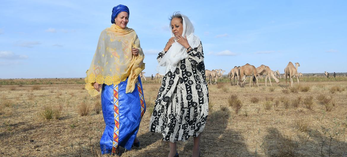 معاون دبیرکل آمینه محمد (سمت چپ) در بازدید از جوامع خشکسالی در ایالت منطقه ای سومالی، رئیس جمهور سهله ورک زوده اتیوپی را همراهی کرد.