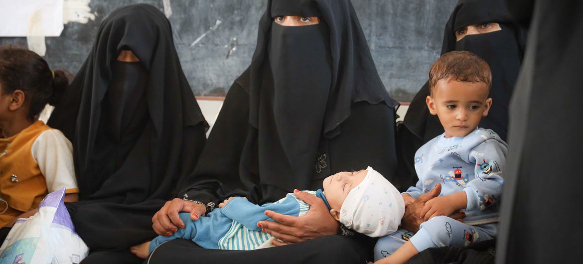 مادران فرزندان خود را برای درمان پیشگیری از سوء تغذیه در تعز، یمن، که توسط برنامه جهانی غذا (WFP) حمایت می شود، به کلینیک می آورند.