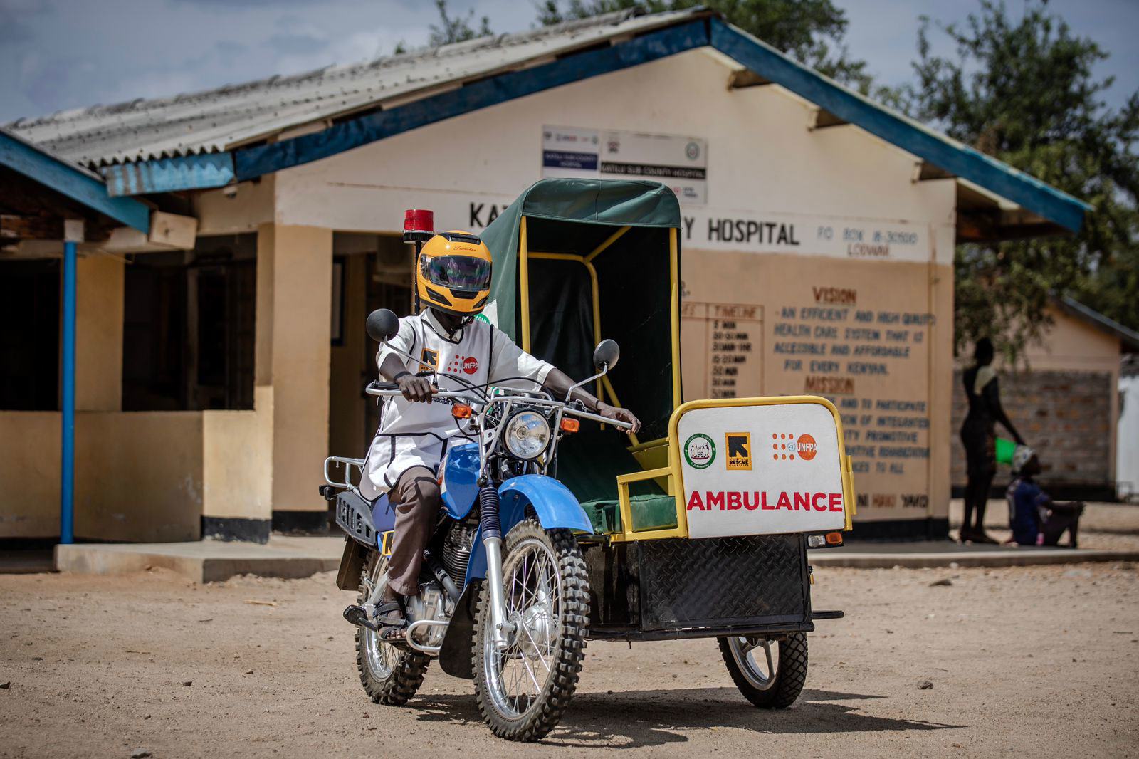 خشکسالی مداوم دسترسی به خدمات بهداشتی ضروری را برای زنان در شهرستان تورکانا، کنیا سخت‌تر کرده است - وضعیت خطرناکی که آمبولانس موتورسیکلت سازمان ملل متحد برای رسیدگی به آن کمک می‌کند.