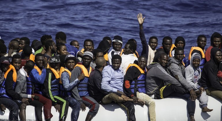 یک قایق پر از پناهجویان و مهاجران از سراسر آفریقا در انتظار نجات توسط کشتی Sea Watch در لیبی است.