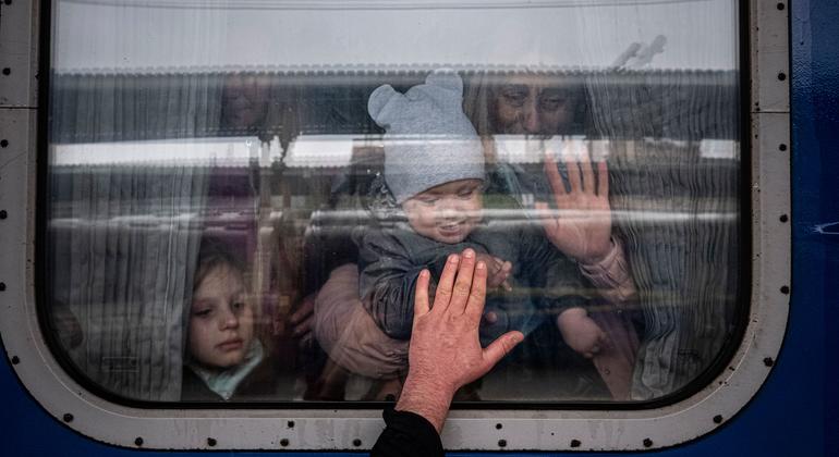 در خارکف اوکراین، مردی هنگام خداحافظی با همسر و فرزندانش قبل از حرکت در قطار مخصوص تخلیه، دست خود را به پنجره واگن قطار می‌گذارد.