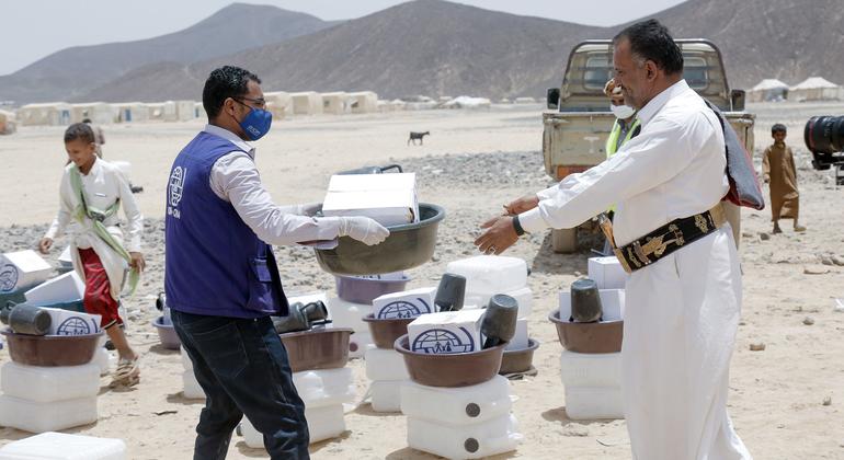 یک کارگر IOM بسته های کمک را بین جوامع تازه آواره شده در مأرب، یمن توزیع می کند.