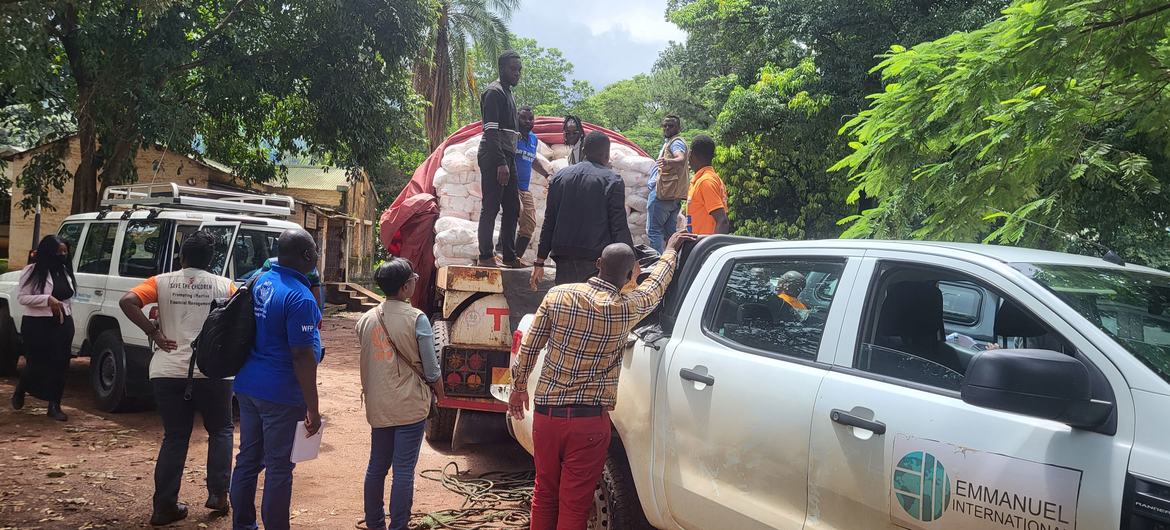 شرکای بشردوستانه اقلام امدادی را در وسایل نقلیه بار می کنند تا آنها را در مکان های مختلف برای آوارگان داخلی در ناحیه مولانجه، مالاوی توزیع کنند.