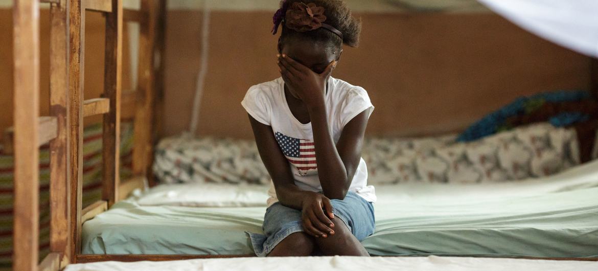یک دختر ده ساله پس از اینکه متوجه شد خانواده اش قصد دارند او را به عنوان یک تمرین کننده FGM/C آموزش دهند از خانه فرار کرد.  او اکنون در یک خانه امن یونیسف در پورت لوکو، سیرالئون زندگی می کند و در حال تحصیل است.