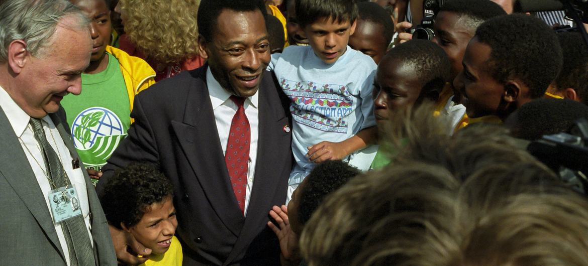 کنفرانس سازمان ملل متحد در مورد محیط زیست و توسعه (UNCED) سفیر حسن نیت پله (دارای فرزندان) از برزیل، در حالی که به سمت سالن عمومی در ریودوژانیرو، برزیل می رود، مورد استقبال کودکان قرار می گیرد.  (ژوئن 1992)